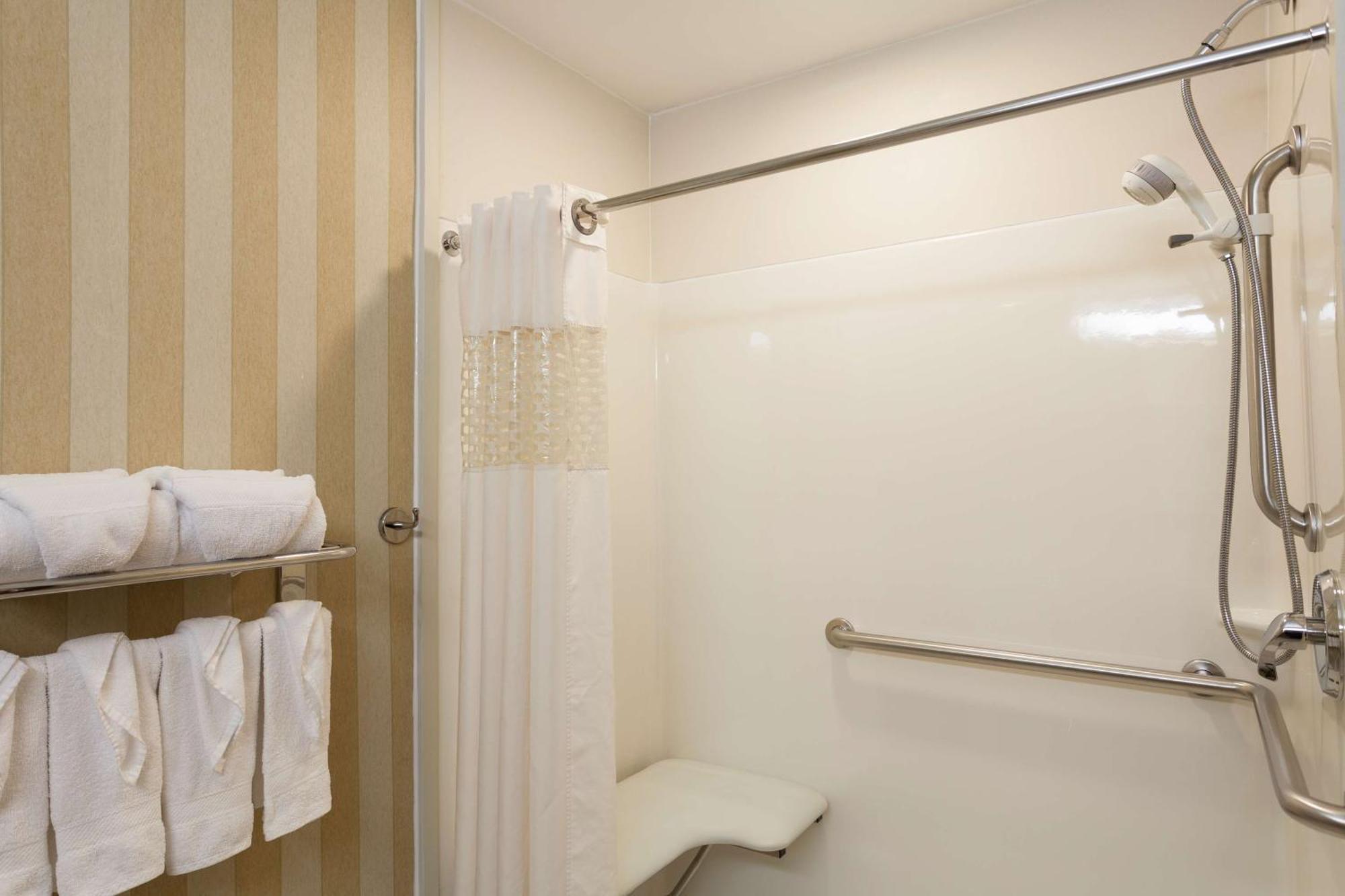 Hampton Inn & Suites Еддісон Екстер'єр фото