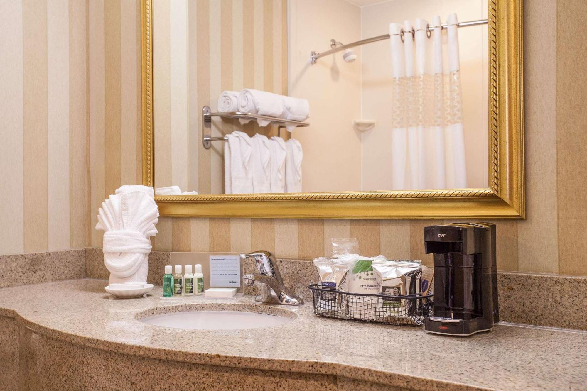 Hampton Inn & Suites Еддісон Екстер'єр фото